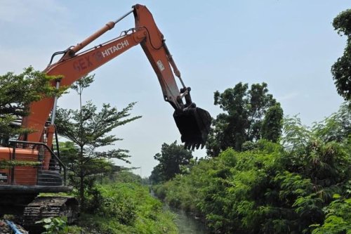 PT KIM Normalisasi Parit di Pematang Johar Usai Kebakaran Diduga Akibat Limbah Pabrik