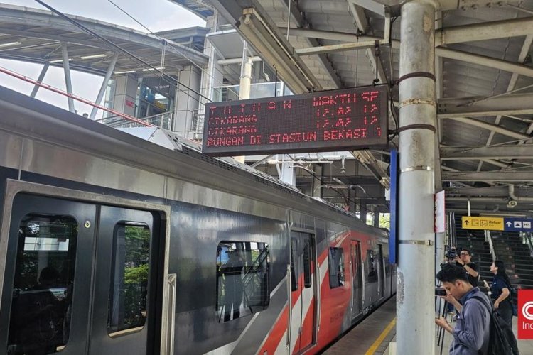 Tawuran di Dekat Jalur KA Manggarai, Perjalanan KRL Bogor-Jakarta Terpaksa Dihentikan di Stasiun UI