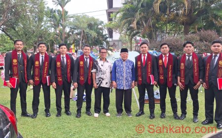 Senyum Lega 8 Mahasiswa Hukum UNES Usai Kompre, Rektor Ikut Abadikan Momen