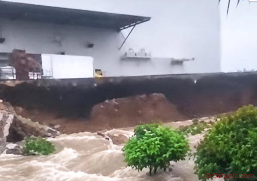 Pagar Pembatas Basko City Mall Jebol Diterjang Arus Banjir di Kuranji