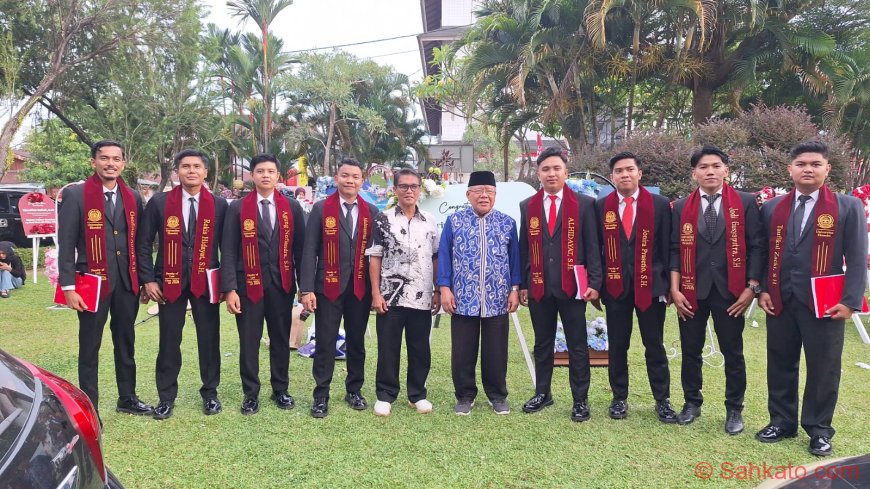 Senyum Lega 8 Mahasiswa Hukum UNES Usai Kompre, Rektor Ikut Abadikan Momen
