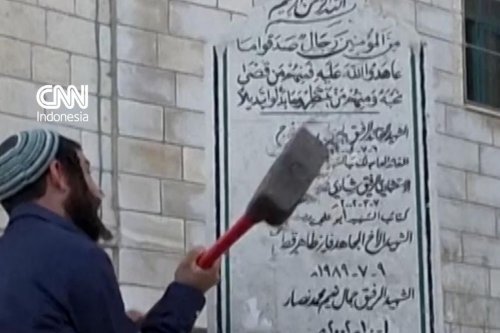 Politikus Sayap Kanan Israel Hancurkan Monumen Palestina di Desa Madama dengan Palu Godam