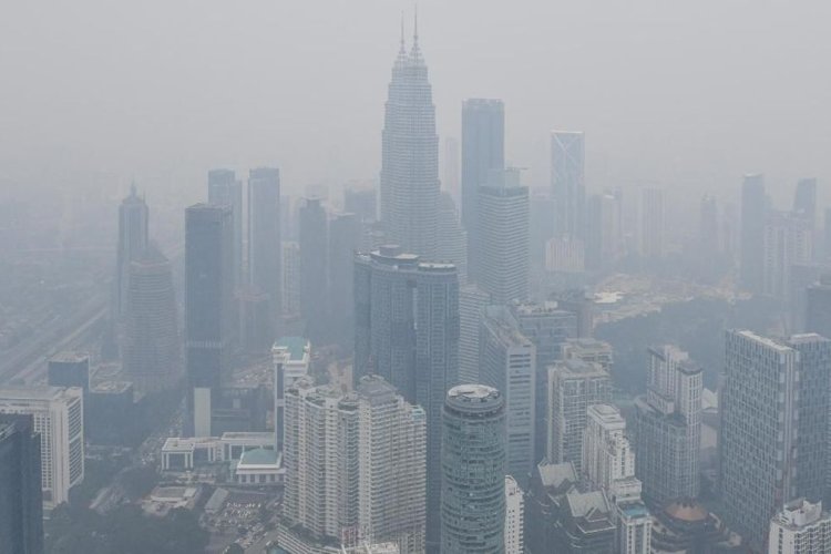 17 Stasiun Pemantau Malaysia Catat Udara Tidak Sehat, Kabut Asap Karhutla RI Masih Menyelimuti