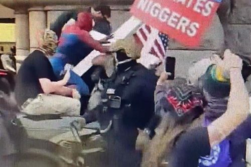 Pria Berkostum Spider-Man Nekat Lompat ke Pikap Aktivis Pembakar Al Quran di AS