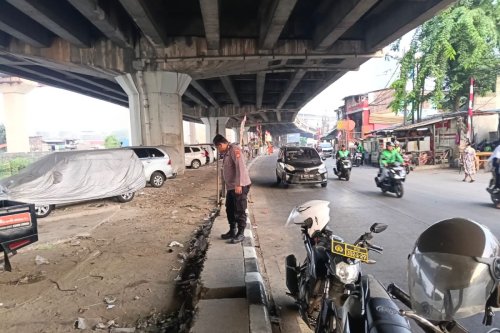 Empat Pria Gasak Pagar Besi di Pademangan, Polisi Lakukan Pengejaran