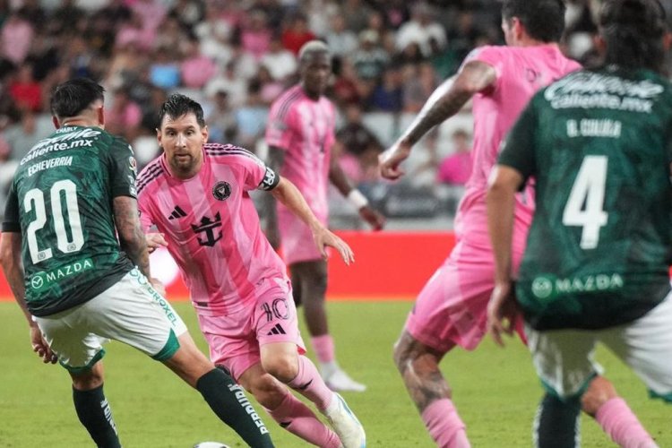 Bek Leon Angkat Messi ke Udara Usai Gagalkan Gol, Momen Ini Viral