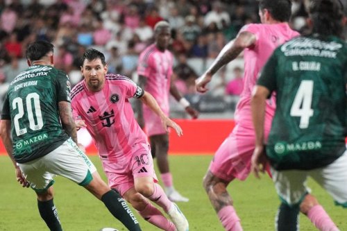 Bek Leon Angkat Messi ke Udara Usai Gagalkan Gol, Momen Ini Viral