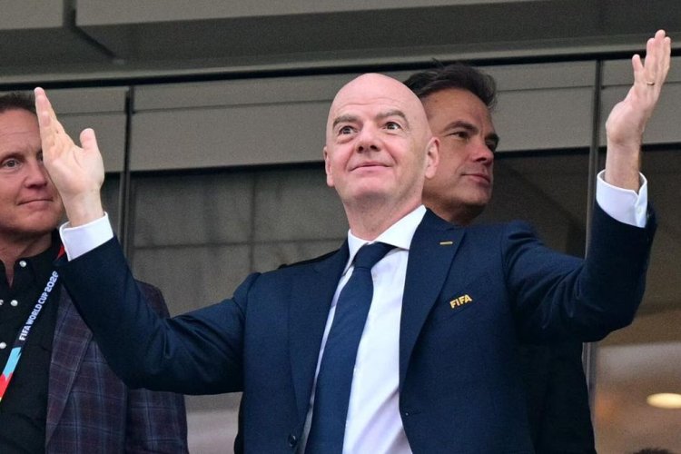 Spanduk 'Infantino Assasino' dan 'FIFA Mafia' Berkibar di Lyon, Suporter Prancis Murka