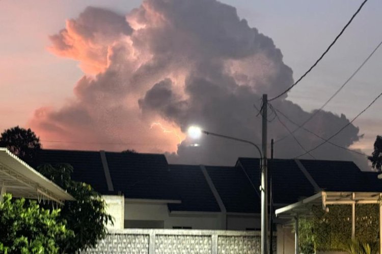 Kenali Awan Cumulonimbus, Pemicu Hujan Lebat hingga Bahaya di Dunia Penerbangan