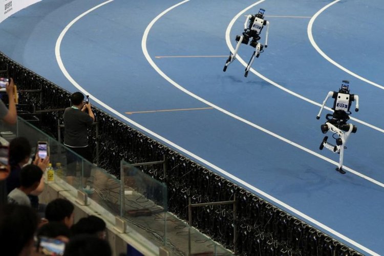 Robot Humanoid China Pecahkan Rekor Lari Usain Bolt, tapi Kesulitan Colok Kabel