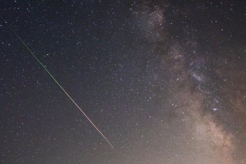 Langit Malam Jadi Panggung Cahaya, Puncak Hujan Meteor Perseid Terpantau Kamis Dini Hari