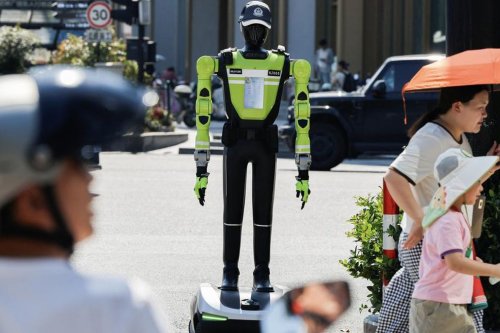 China Turunkan Robot Polisi T2 di Hangzhou, Bisa Tegur Pelanggar Lalu Lintas