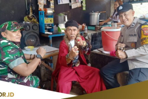 Babinsa dan Bhabinkamtibmas Sambangi Tokoh Adat Bojongloa Kidul, Sinergi Jaga Keamanan Wilayah