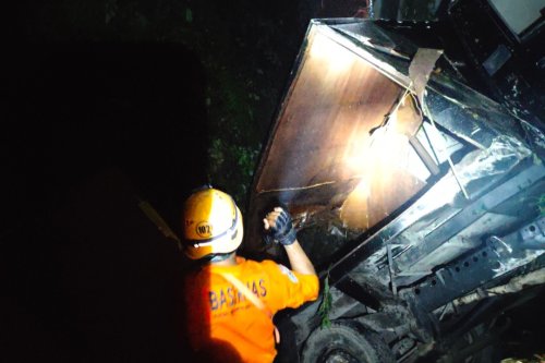 Mobil Terjun ke Jurang di Sitinjau Lauik, Dua Penumpang Ditemukan Selamat