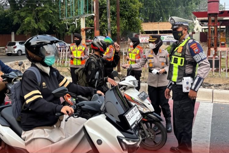 Polwan Polda Sumbar Turun ke Jalan, Bagikan Masker Gratis di Simpang Padang