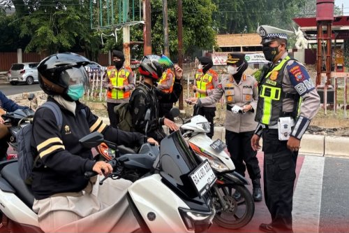 Polwan Polda Sumbar Turun ke Jalan, Bagikan Masker Gratis di Simpang Padang