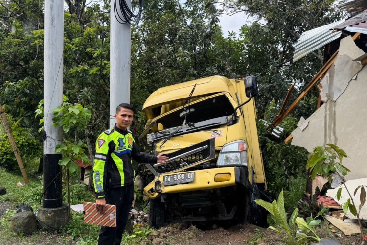 Jalan Menurun dan Licin Bikin Mobil Box Slip, Tabrak Truk hingga Rumah Warga di Solok