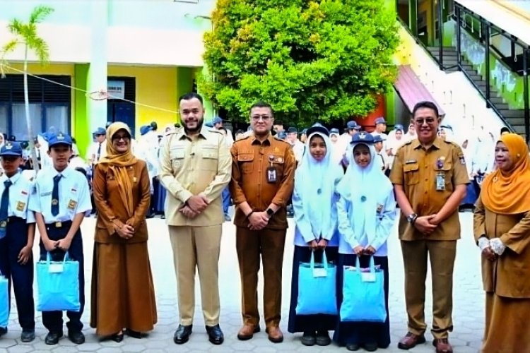 Seragam Gratis di Padang Hanya untuk Siswa Desil 1-5, Ini Rincian Bantuan 6 Stel