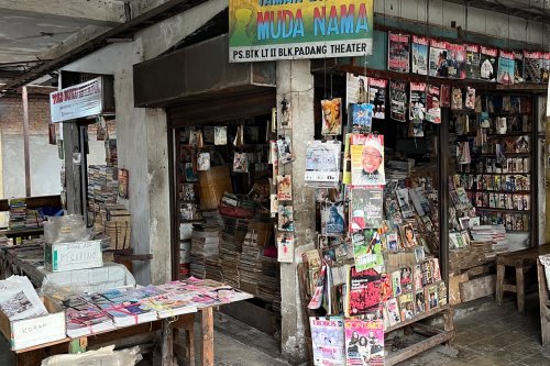 Sejak Umur 18 Tahun Jualan Buku, Pak Erianes Tetap Bertahan di Kios Padang Theater Meski Pembeli Kian Sepi