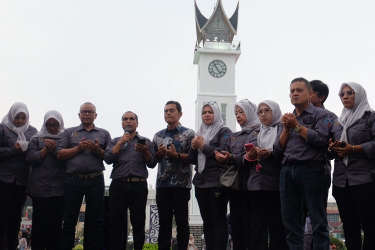 PWI Bukittinggi Gelar Doa Bersama di Jam Gadang untuk Lima Jurnalis yang Hilang di Anak Krakatau