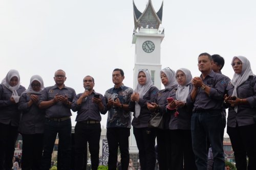 PWI Bukittinggi Gelar Doa Bersama di Jam Gadang untuk Lima Jurnalis yang Hilang di Anak Krakatau