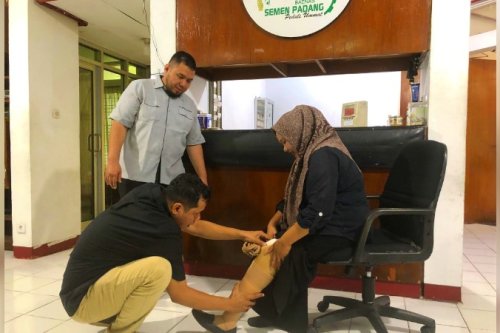 Kaki Palsu dari UPZ BAZNAS Semen Padang Ubah Hidup Rahma, Kini Bisa Mengendarai Motor dan Berjualan Ayam Lagi
