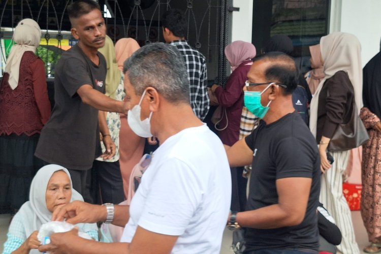 Asap Karhutla Kepung Pariaman, Komunitas Lapau OS Bagikan Hampir 1.000 Masker Gratis