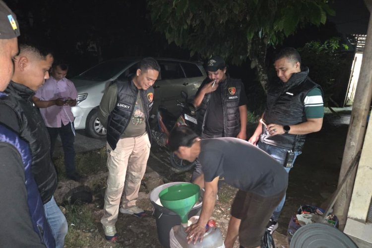 Polisi Solok Grebek Cafe hingga Rumah Warga, Ratusan Botol Miras dan Tuak Diamankan