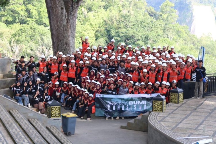 180 Bibit Pohon Ditanam Mahasiswa UNP di Aliran Batang Sianok, Ada Edukasi Mitigasi Bencana