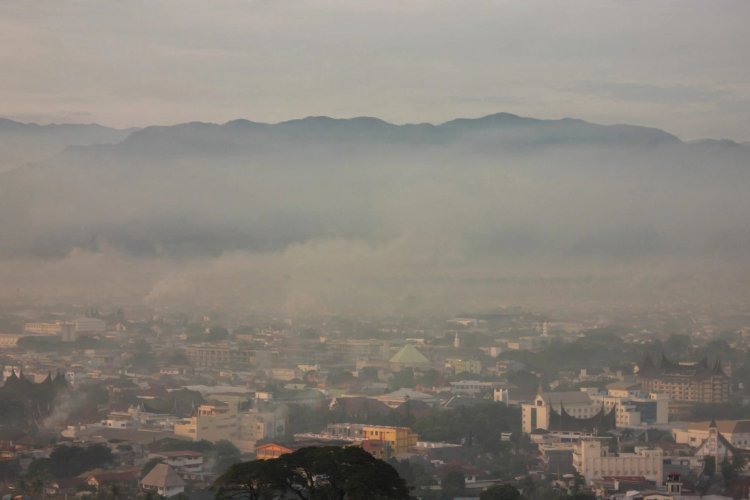Kabut Asap Masih Kepung Sumbar, Kualitas Udara Padang di Level Berbahaya