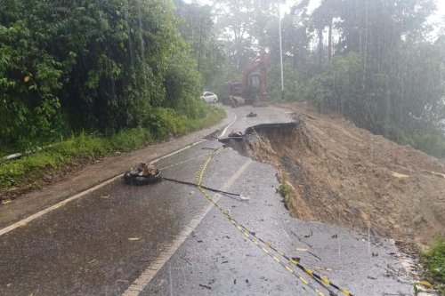 Hujan Deras Bikin Jalan Sungai Tuleh Amblas 20 Meter, Akses Matur-Palembayan Kembali Terputus