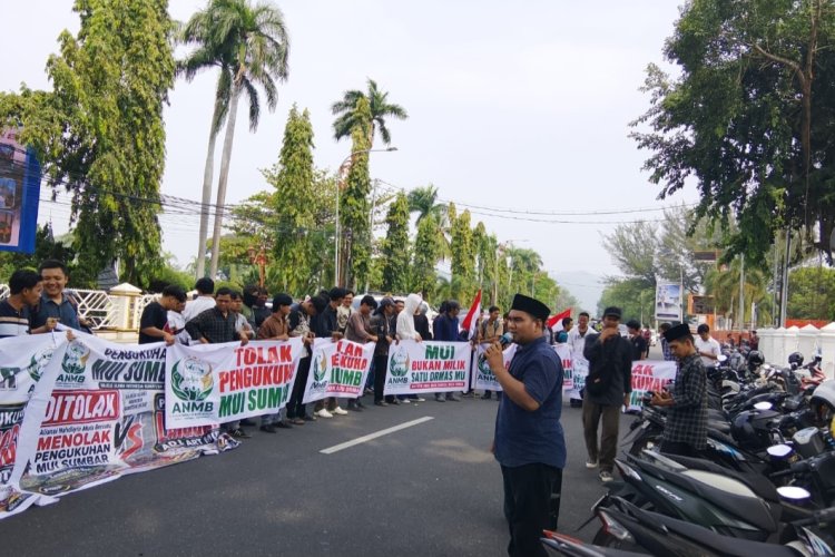 Ratusan Massa Kepung Gubernuran Sumbar, Desak Pelantikan Pengurus MUI Ditunda