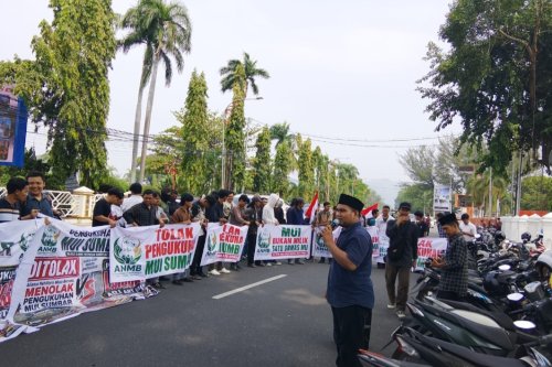 Ratusan Massa Kepung Gubernuran Sumbar, Desak Pelantikan Pengurus MUI Ditunda