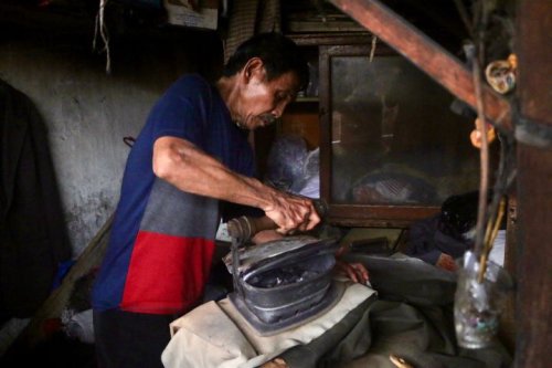 Setrika Bara di Pasar Raya Padang Masih Bertahan, Pesanan Kini Anjlok Tinggal 20 Potong Sehari