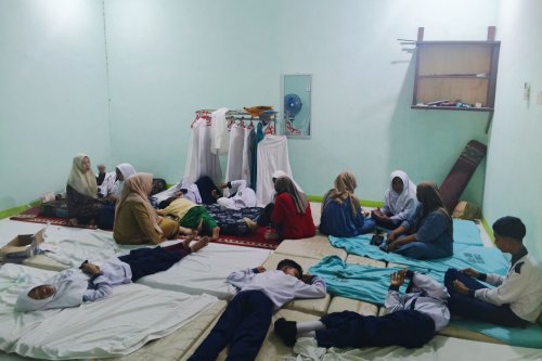 Ratusan Siswa MTsN 1 Pariaman Diduga Keracunan Usai Santap MBG, Warga Ikut Buang Makanan