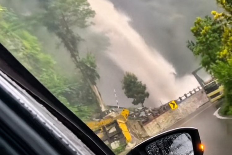 Air Terjun Lembah Anai Meluap Tutup Jalur Padang-Bukittinggi, Petugas Terapkan Buka-Tutup