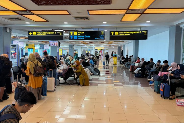 Erupsi Anak Gunung Krakatau Meluas, 21 Penerbangan di Bandara Minangkabau Dibatalakan