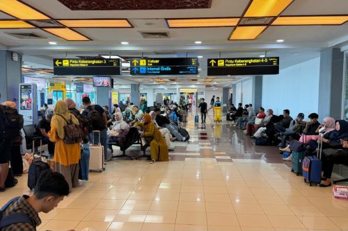 Erupsi Anak Gunung Krakatau Meluas, 21 Penerbangan di Bandara Minangkabau Dibatalakan