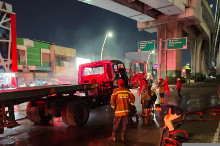 Motor dan Truk Trailer Terbakar Usai Tabrakan di Depan Pelabuhan Tanjung Priok, Pengemudi Tewas di Lokasi