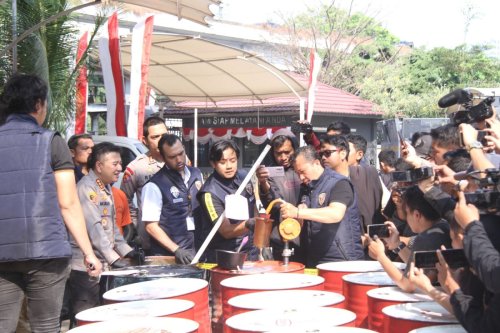 Oli Bekas Disulap Jadi Baru, Dijual Seharga Oli Asli Pertamina, Polisi Bongkar Pabriknya di Jakbar