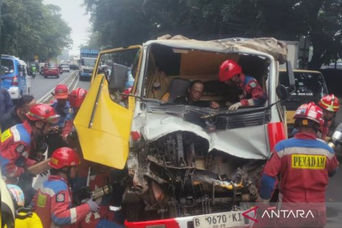 Truk Tanah Tabrak Truk Lain di Jalan Raya Bogor, Sopir Terjepit Dievakuasi 21 Menit