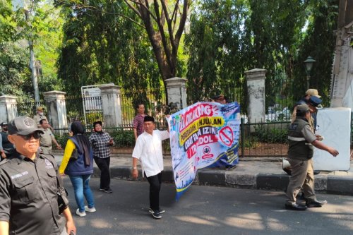 Warga dan Sekolah Resah, Pemkot Jakbar Bongkar Lapak Obat Keras di Palmerah