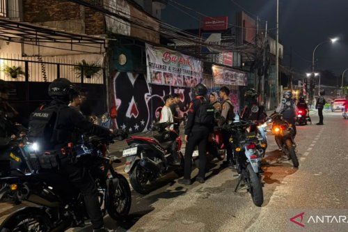 Patroli Dini Hari di Cakung Berujung Penangkapan, Lima Remaja dan Tiga Senjata Tajam Diamankan Polisi