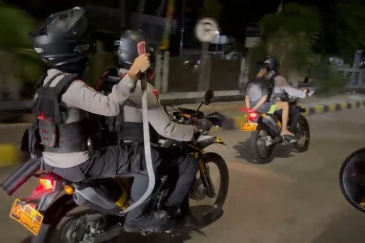 Patroli Dini Hari di Cakung, Dua Remaja Diamankan Diduga Hendak Tawuran