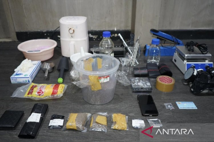 Polisi Bongkar Rumah Produksi Tembakau Sintetis di Gambir, Satu Tersangka Ditangkap