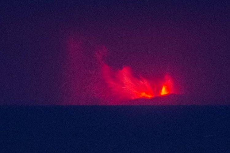 Anak Krakatau Masih Erupsi Berulang, Badan Geologi Peringatkan Bahaya Material Pijar hingga Gas Beracun
