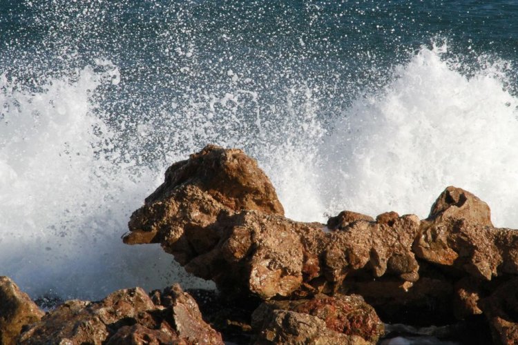 BMKG Peringatkan Gelombang Laut Capai 4 Meter di Sejumlah Perairan, Nelayan Diminta Siaga