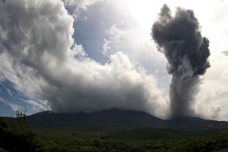 PVMBG Beberkan Alasan di Balik Erupsi Enam Gunung Api Indonesia Secara Bersamaan