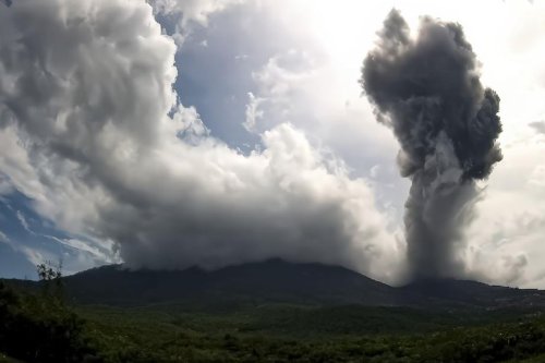 PVMBG Beberkan Alasan di Balik Erupsi Enam Gunung Api Indonesia Secara Bersamaan