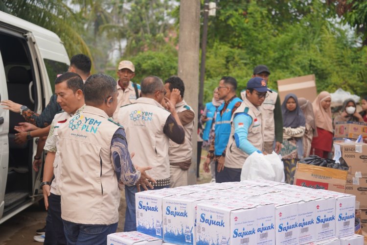 YBM PLN Salurkan Sembako hingga Kasur untuk Warga Terdampak Banjir di Padang